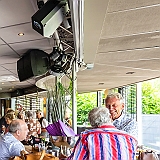 Ernst in gesprek met Leo Stef zat rustig te luisteren